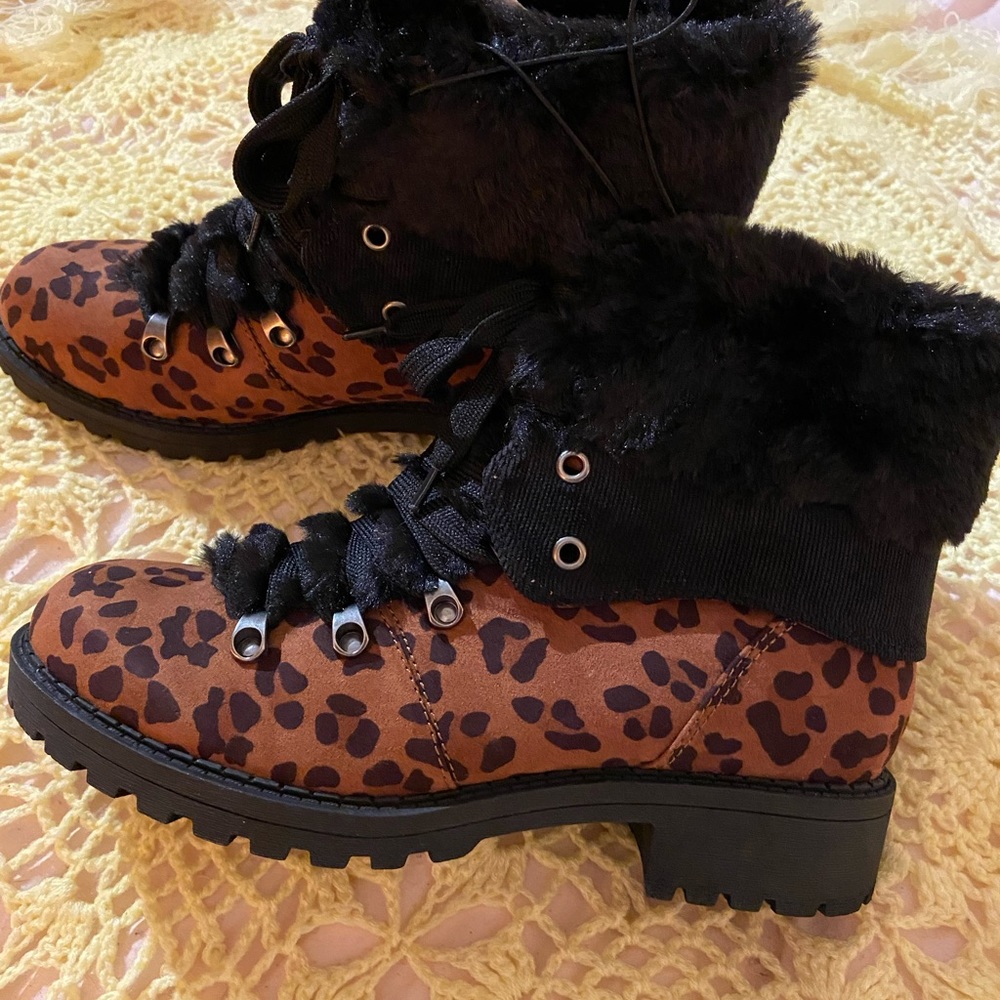 pop Craft Leopard Suede hiking boots . size 8